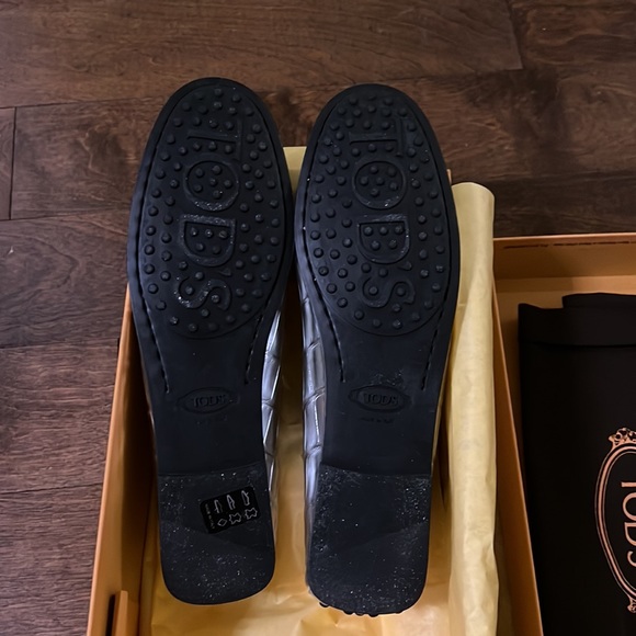 New in box Tod’s Gommino driving shoes loafers silver crocodile 37 - Picture 3 of 5